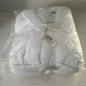 Barefoot dreams brand new robe size 3 white